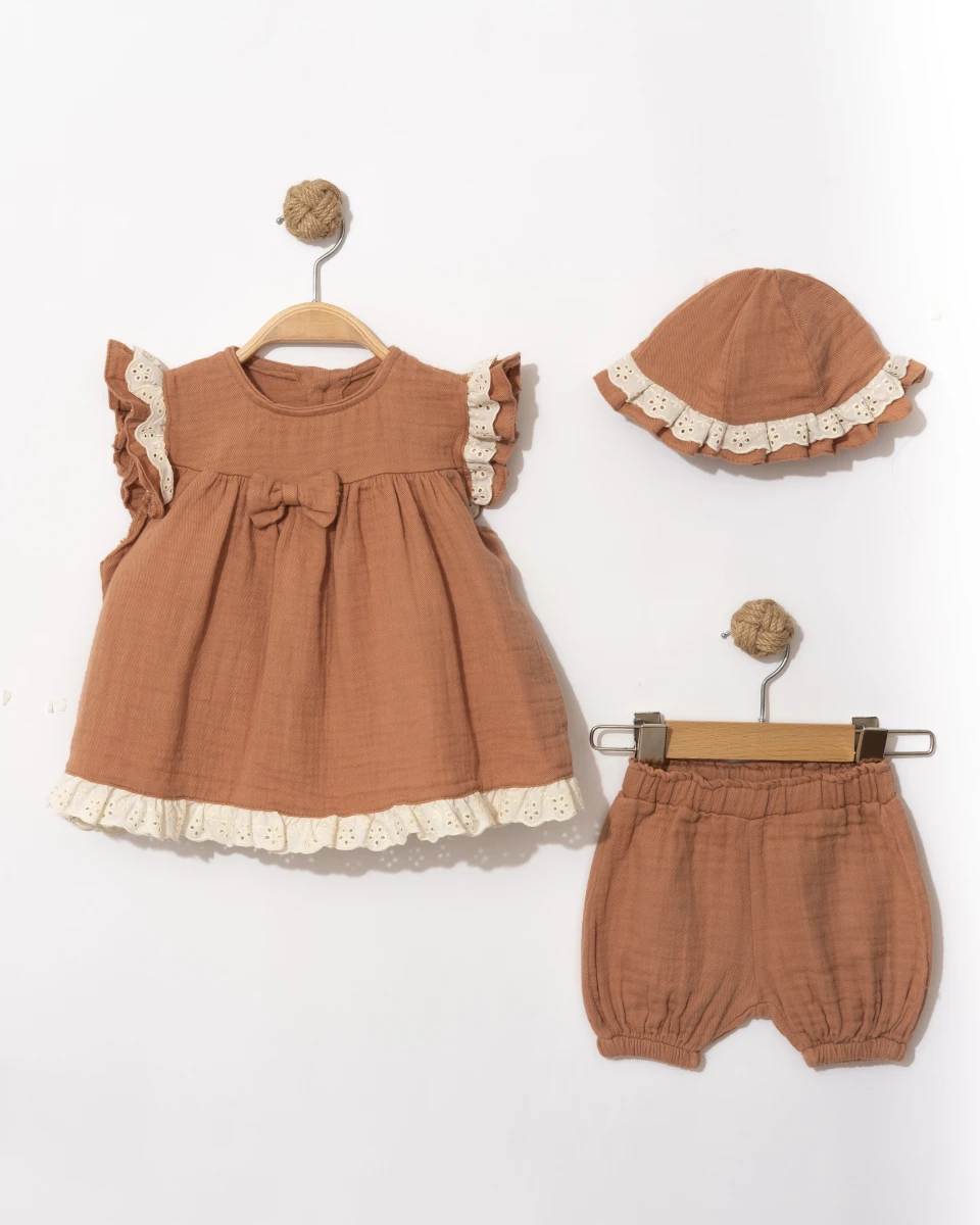 DANTELLİ ŞAPKALI ŞORTLU KIZ BEBE ELBİSE 3003