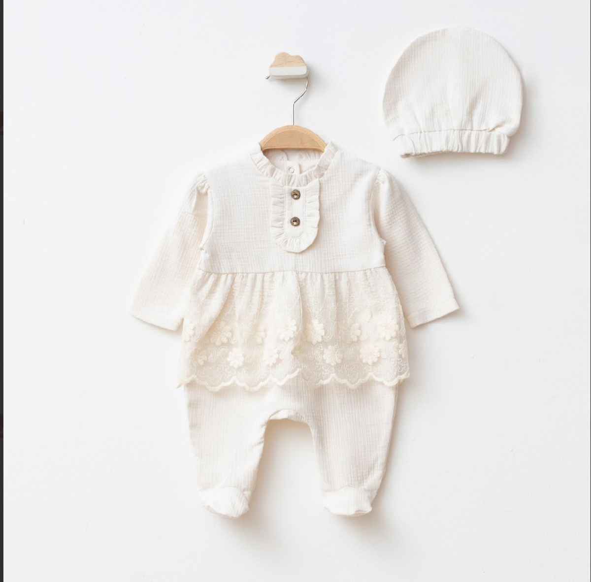 ETEKLİ GÜPÜRLÜ ŞAPKALI BEBE TULUM 7762